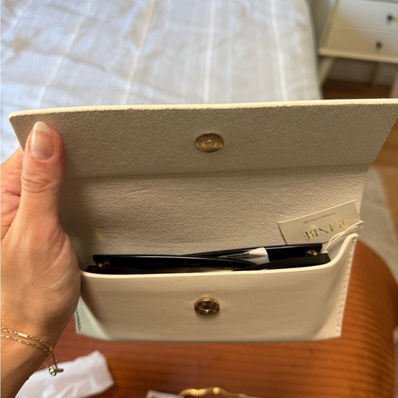 Chic Banbe Black Sunglasses - Picture 3 of 3